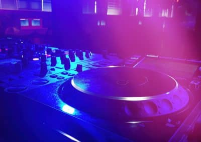 Votre DJ vient sans matériel ? Nous créons votre installation sur-mesure !