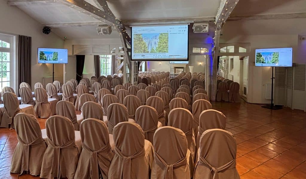 retransmission-video-pleniere-fond-de-salle