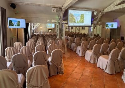 Retransmission vidéo de plénière : Comment optimiser la visibilité avec des caméras tourelles ?