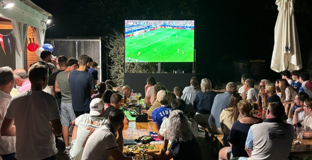 Location d'un écran géant LED extérieur de jour en Loire-Atlantique pour la retransmission d'un événement sportif.