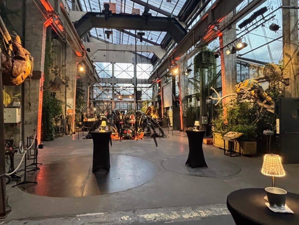 Mise en lumière architecturale ambrée pour une soirée d'entreprise aux Machines de l'île à Nantes.