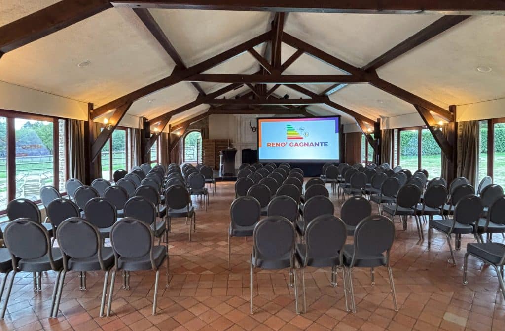 Installation de la sonorisation et vidéo projection pour convention plénière en salle à charpente apparente.